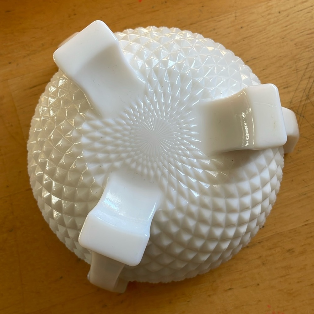 🌎Milk Glass Ash Tray Large Round Tri Footed  🌎(1G) - Picture 2 of 7
